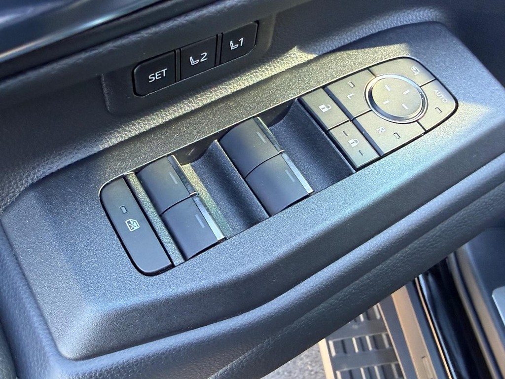 Toyota Land Cruiser Vehicle Image 14