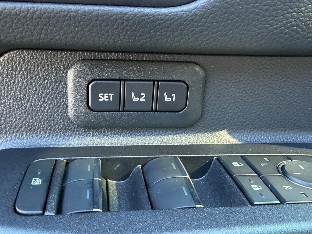 Toyota Land Cruiser Vehicle Image 15