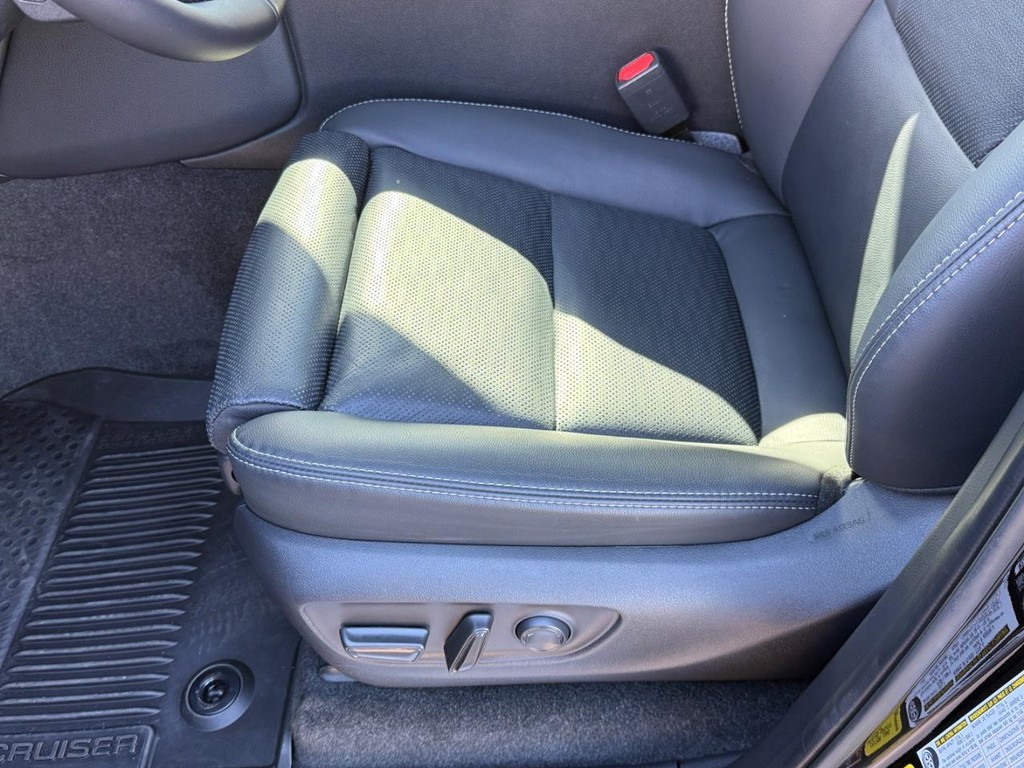 Toyota Land Cruiser Vehicle Image 16