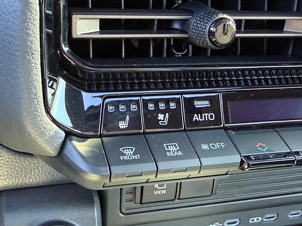 Toyota Land Cruiser Vehicle Image 22