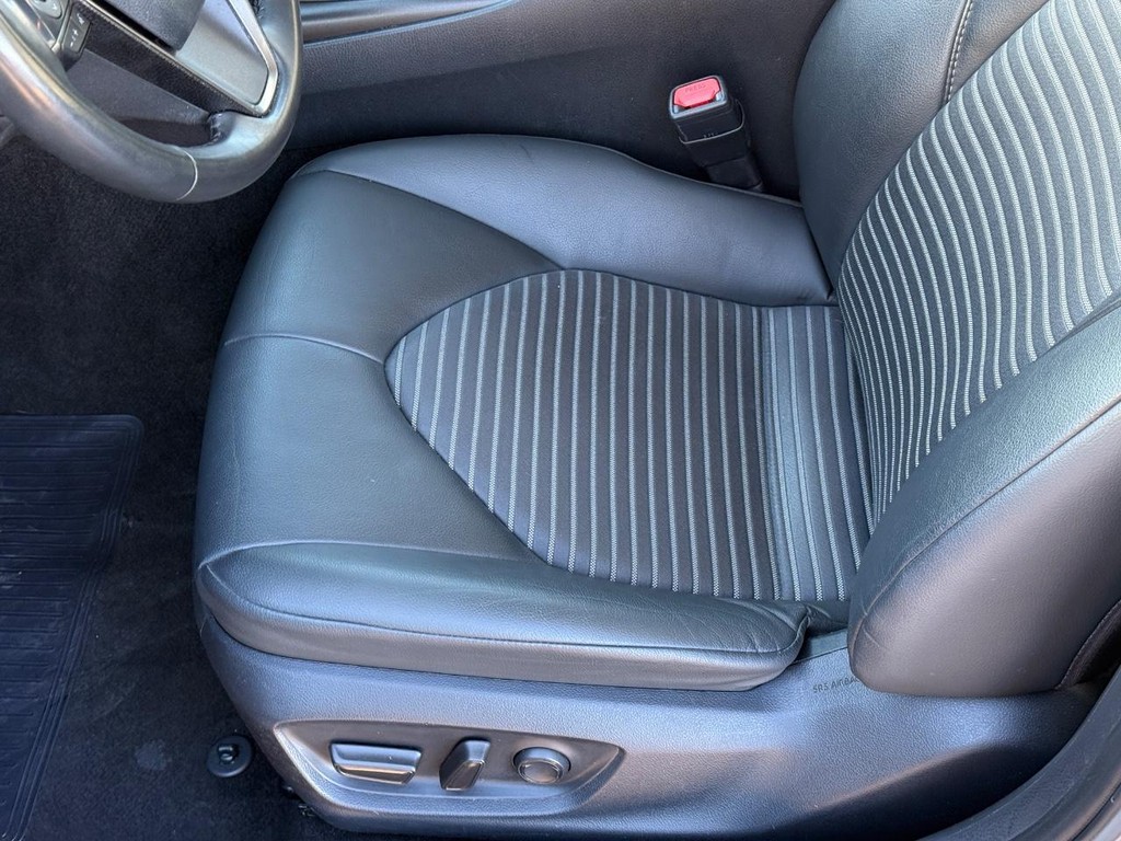 Toyota Camry Vehicle Image 16