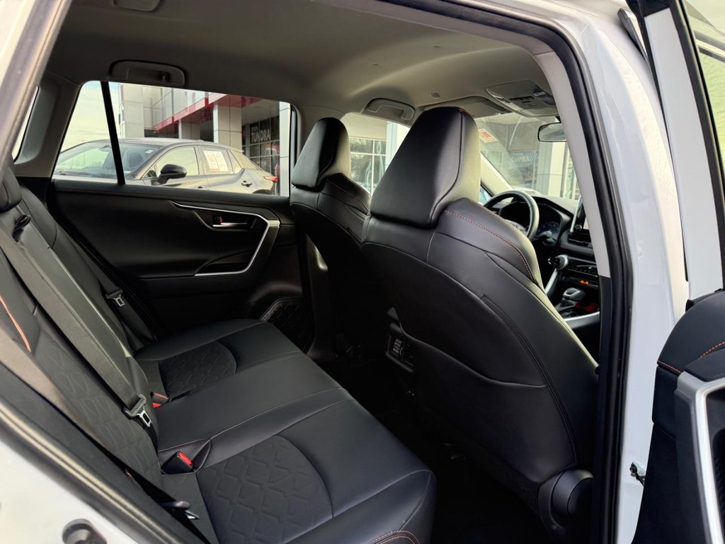 Toyota RAV4 Vehicle Image 11