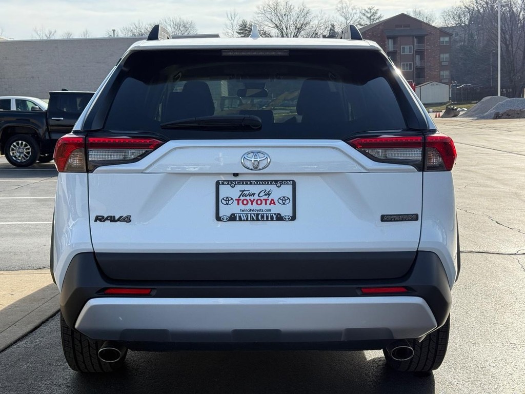 Toyota RAV4 Vehicle Image 4