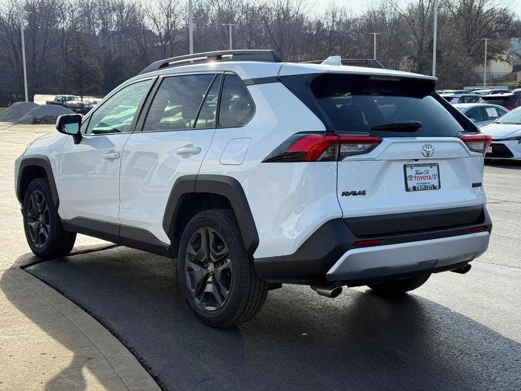 Toyota RAV4 Vehicle Image 5