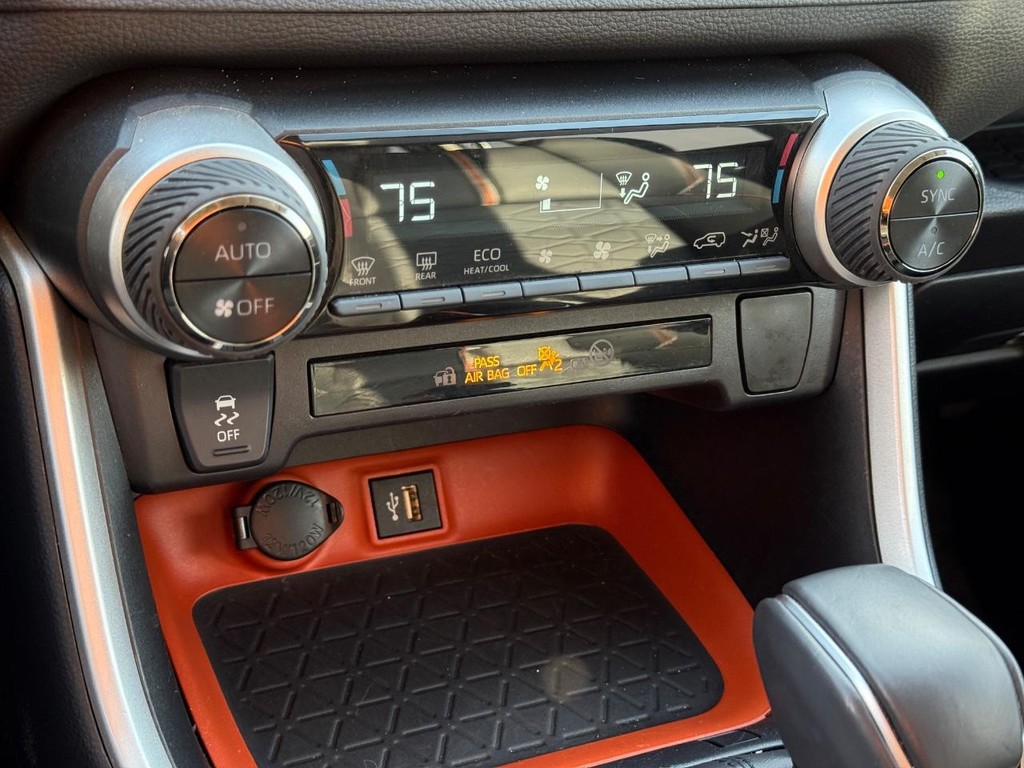 Toyota RAV4 Vehicle Image 18