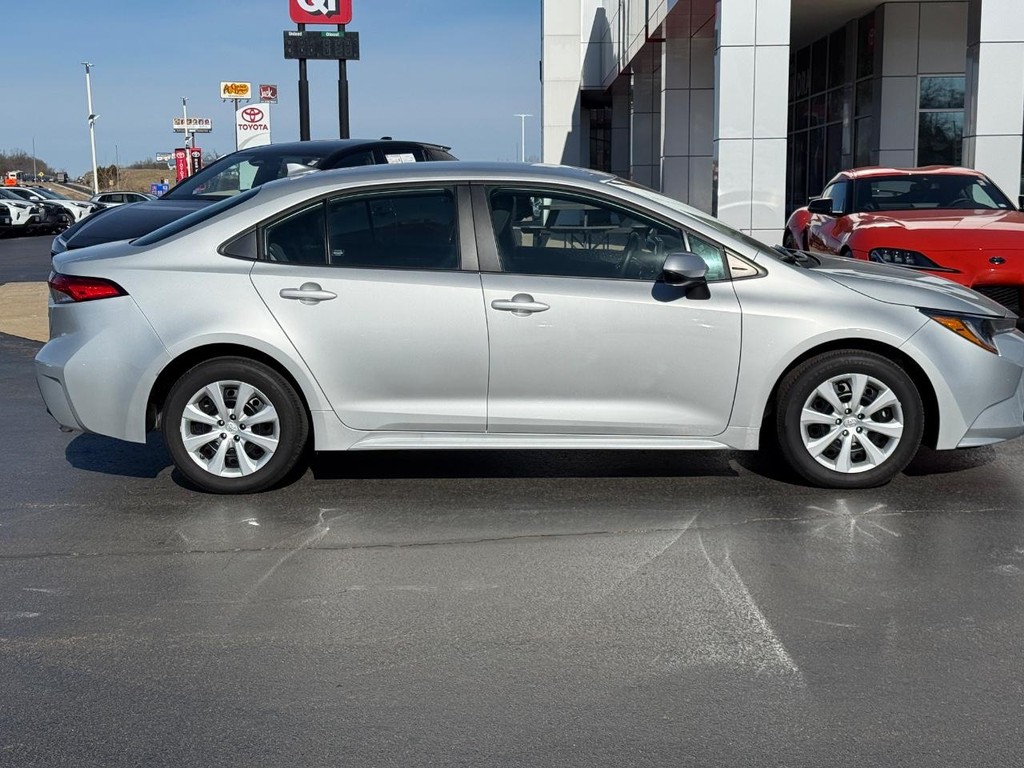 Toyota Corolla Vehicle Image 2