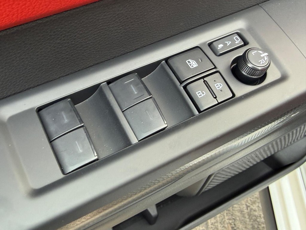 Toyota Tundra 4WD Vehicle Image 9