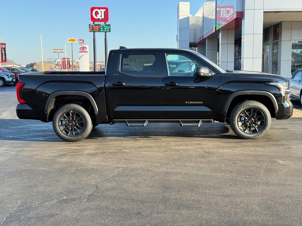 Toyota Tundra 4WD Vehicle Image 2