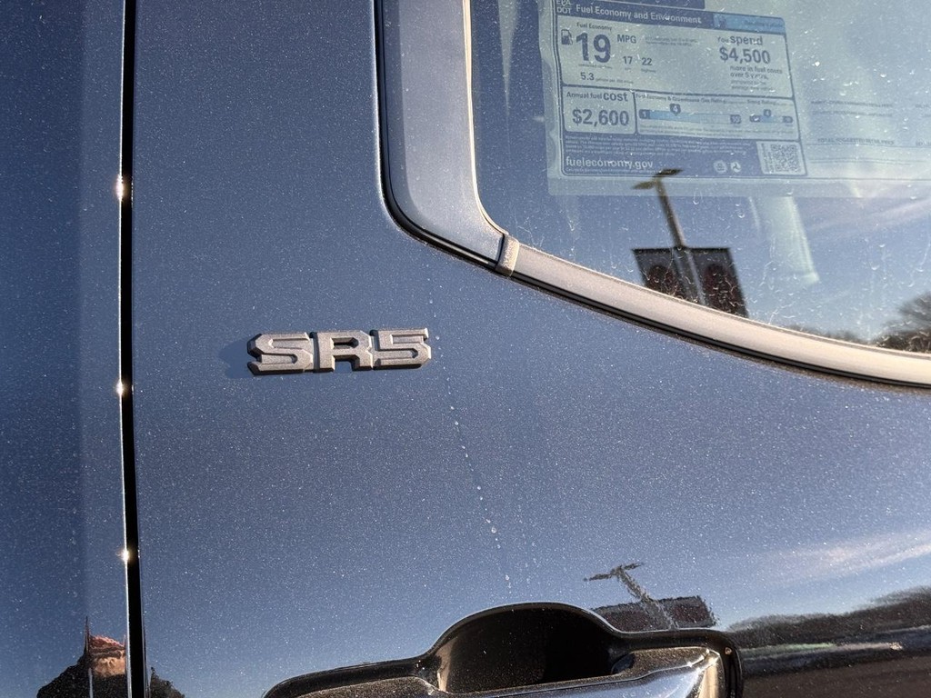 Toyota Tundra 4WD Vehicle Image 5