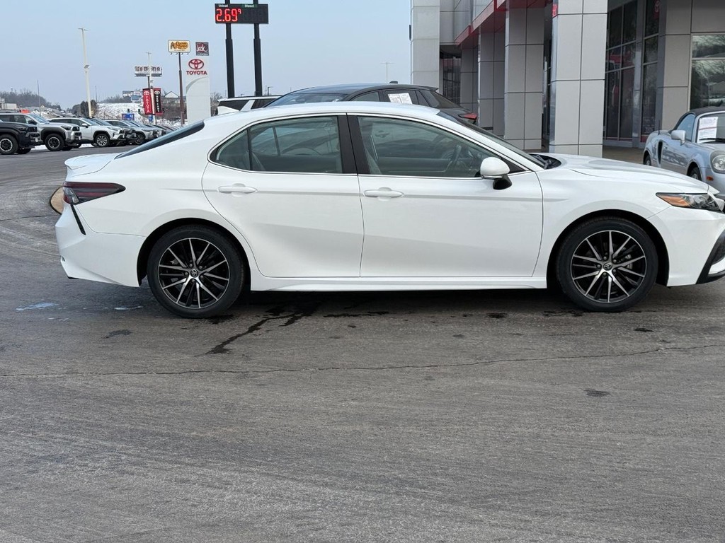 Toyota Camry Vehicle Image 2