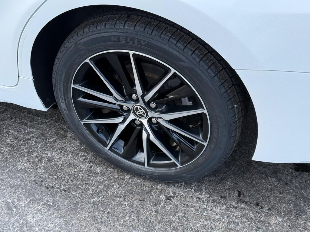 Toyota Camry Vehicle Image 8