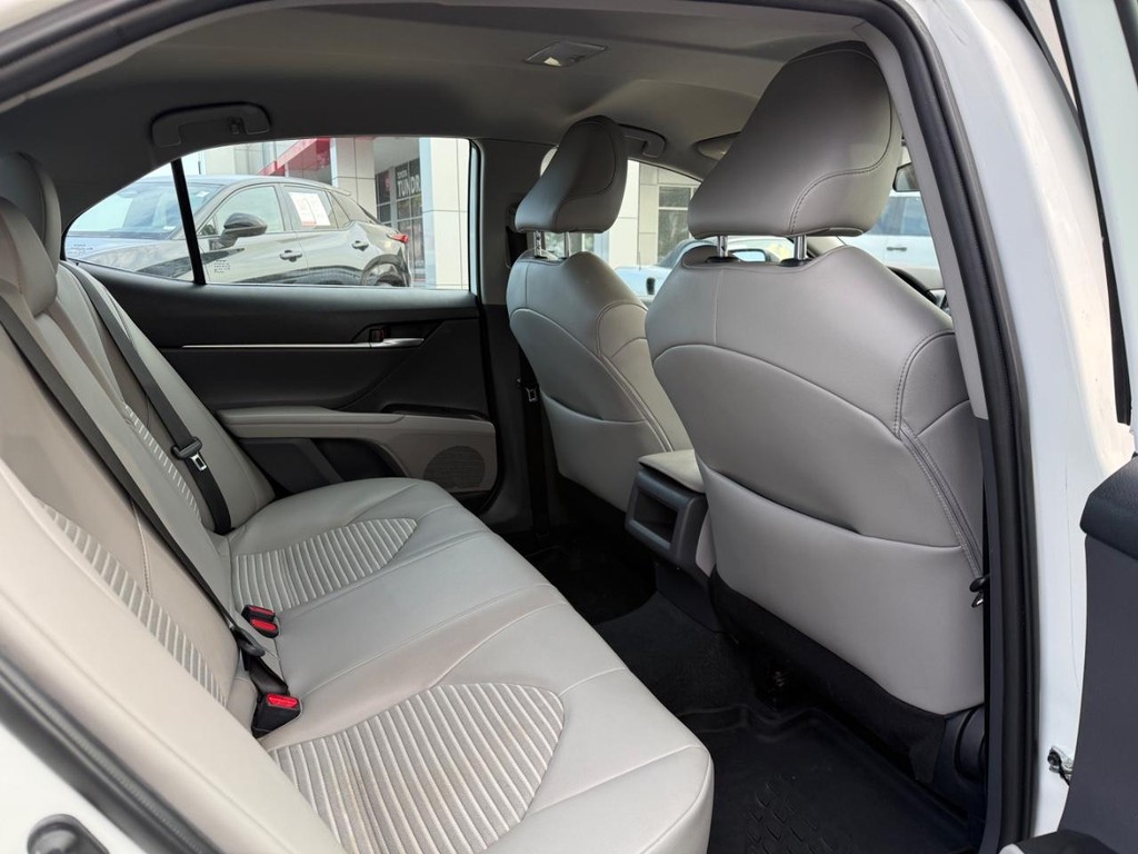 Toyota Camry Vehicle Image 11