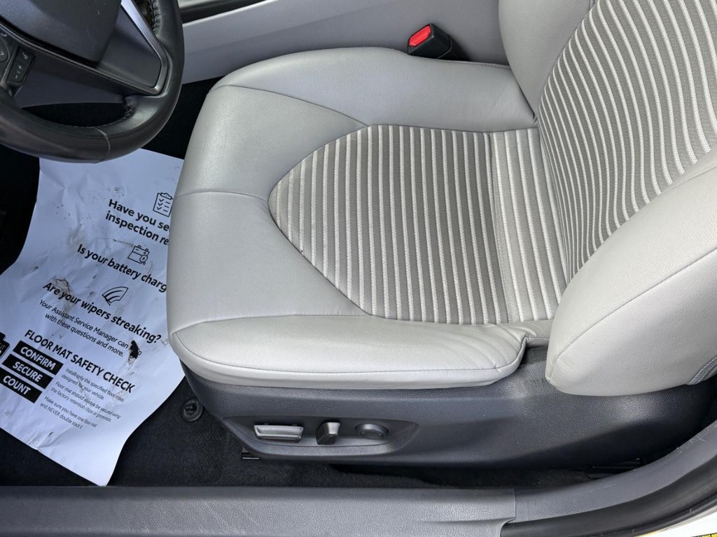 Toyota Camry Vehicle Image 16