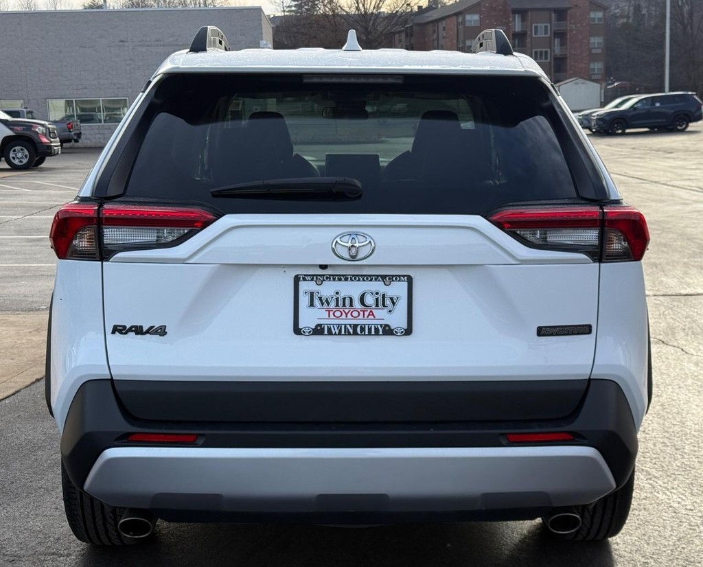 Toyota RAV4 Vehicle Image 5