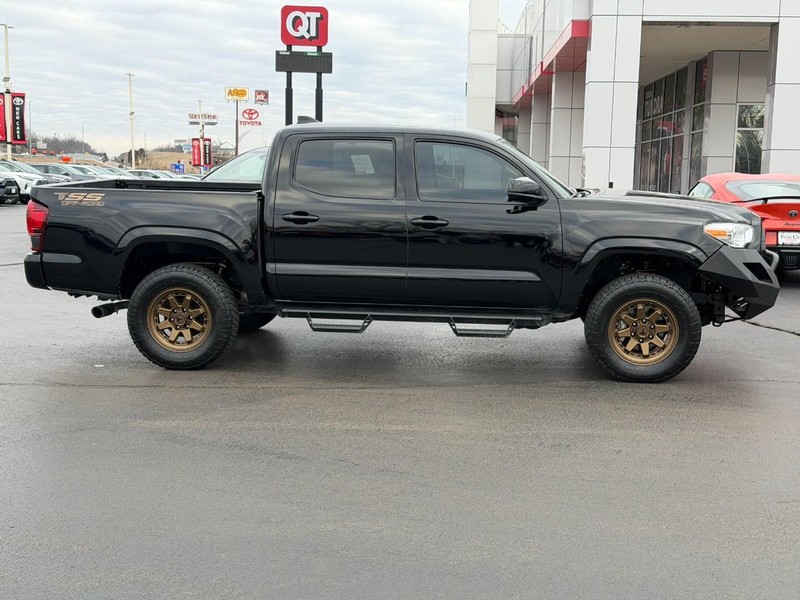Toyota Tacoma 4WD Vehicle Image 2