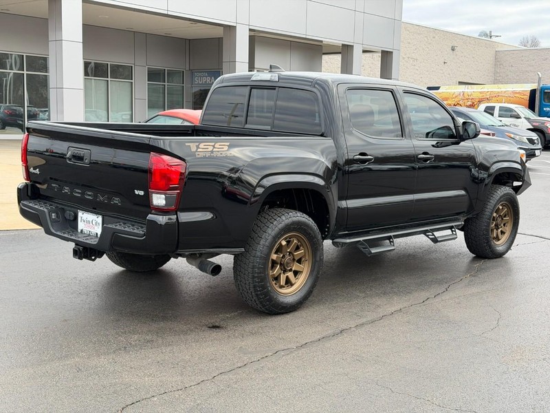 Toyota Tacoma 4WD Vehicle Image 3