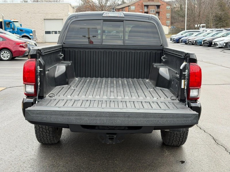Toyota Tacoma 4WD Vehicle Image 5