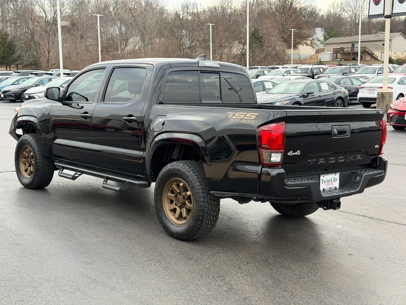 Toyota Tacoma 4WD Vehicle Image 7