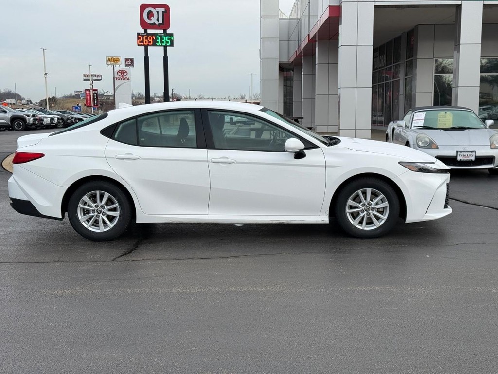 Toyota Camry Vehicle Image 2