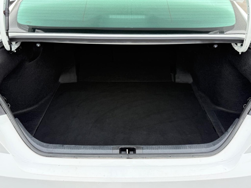 Toyota Camry Vehicle Image 4