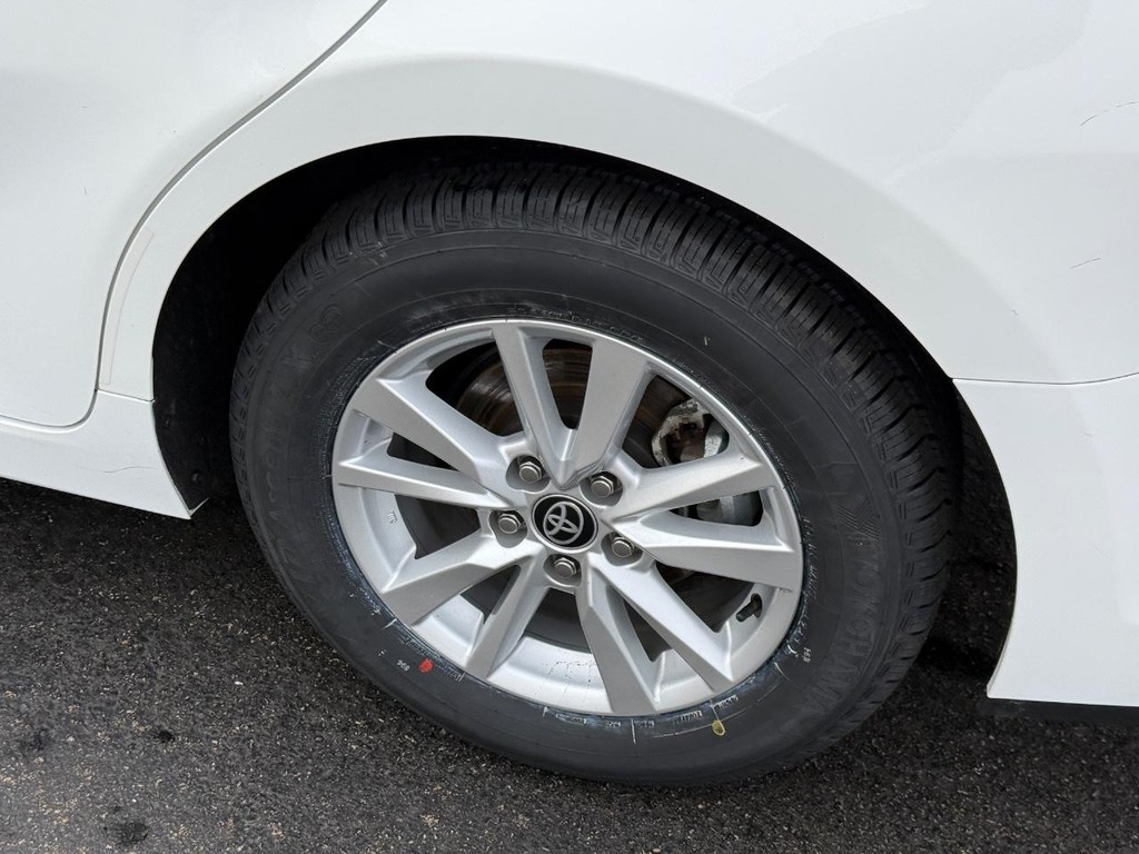 Toyota Camry Vehicle Image 8