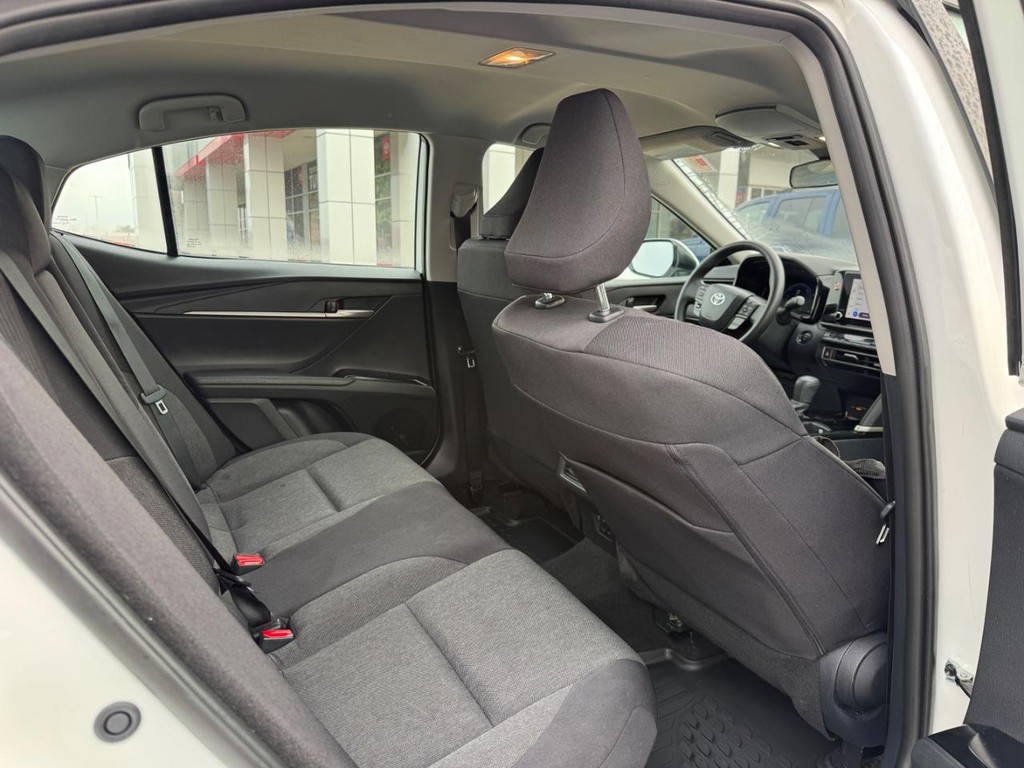 Toyota Camry Vehicle Image 11