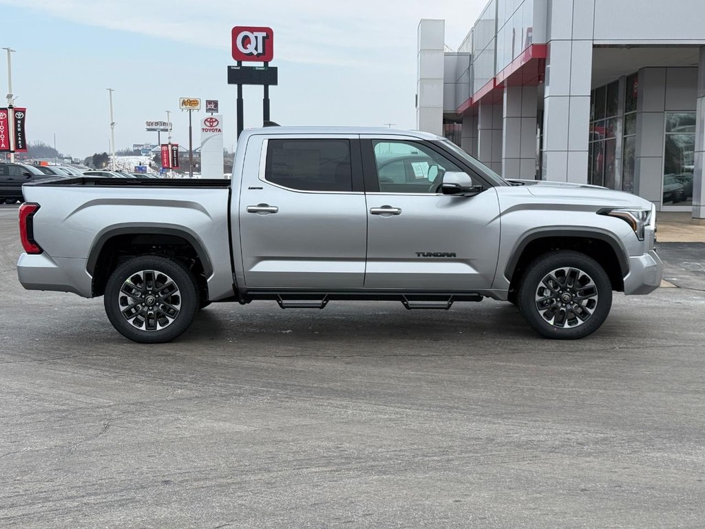 Toyota Tundra 4WD Vehicle Image 2