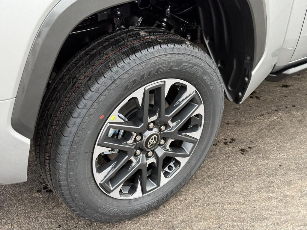 Toyota Tundra 4WD Vehicle Image 4