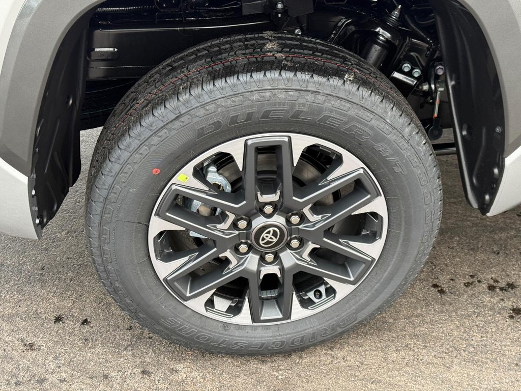 Toyota Tundra 4WD Vehicle Image 5