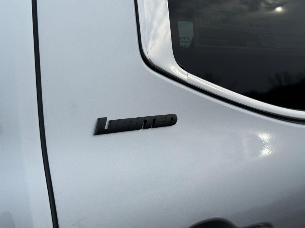 Toyota Tundra 4WD Vehicle Image 6