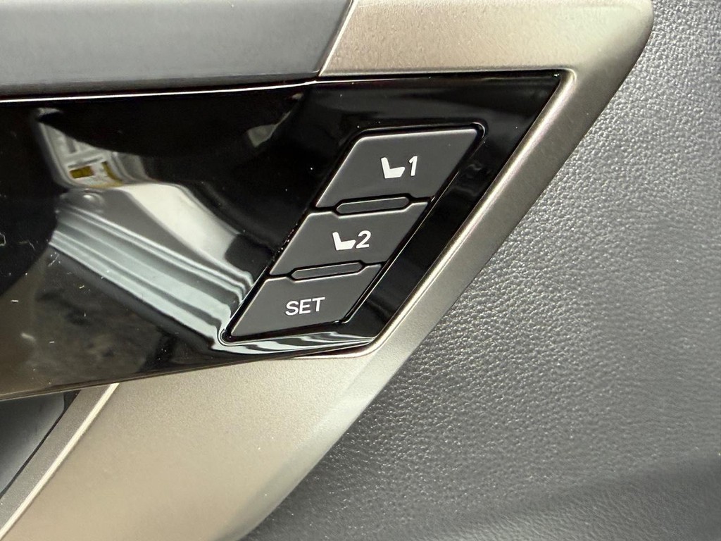 Toyota Tundra 4WD Vehicle Image 12