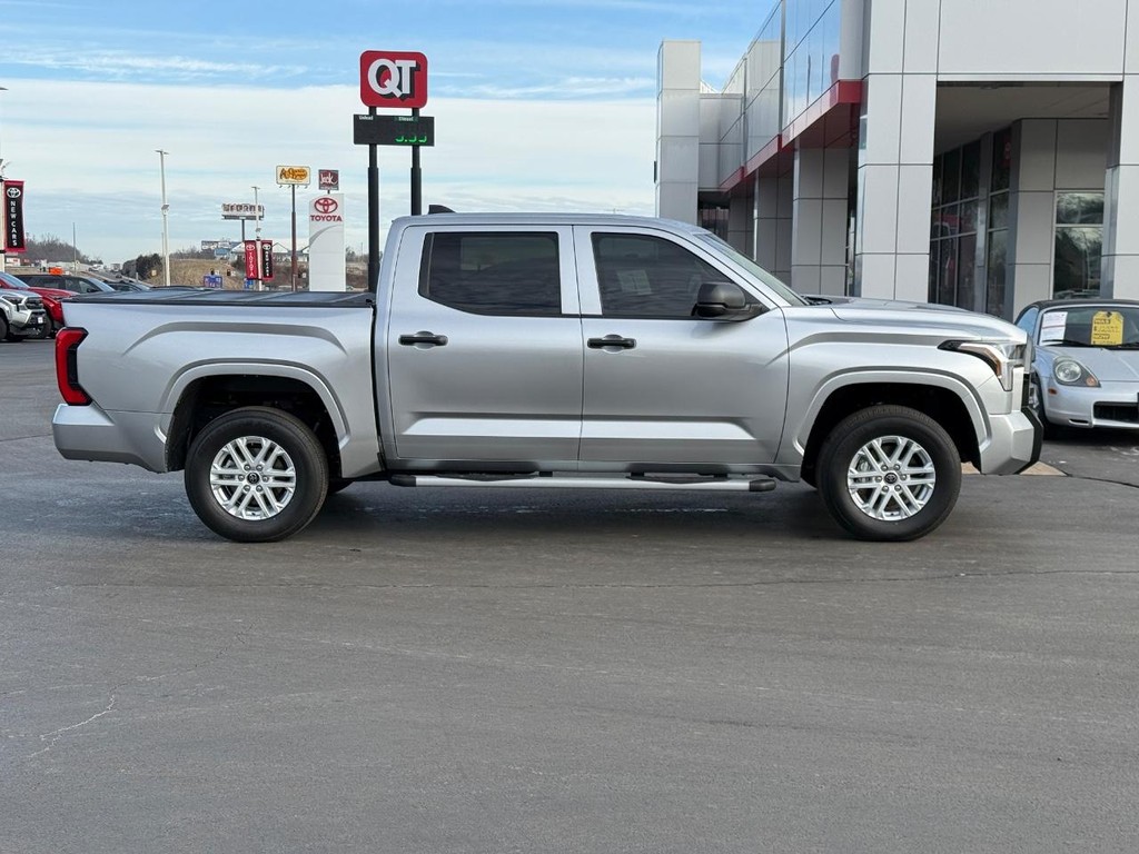 Toyota Tundra 4WD Vehicle Image 2