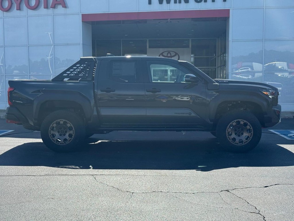 Toyota Tacoma 4WD Vehicle Image 2