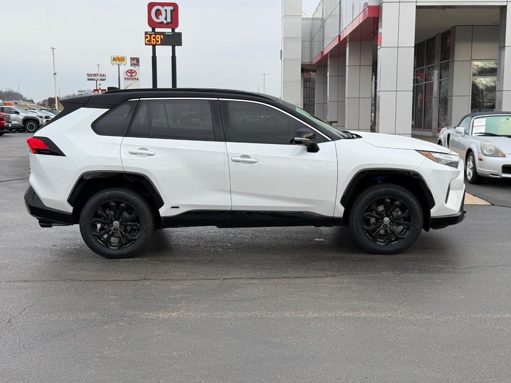 Toyota RAV4 Vehicle Image 2