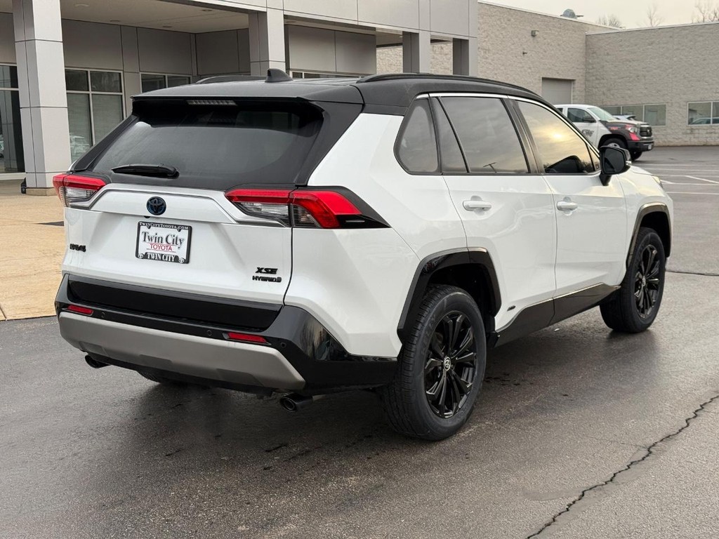 Toyota RAV4 Vehicle Image 3