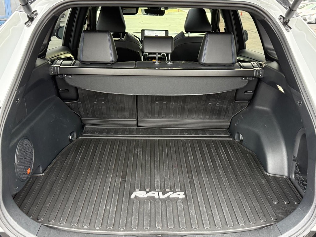 Toyota RAV4 Vehicle Image 4