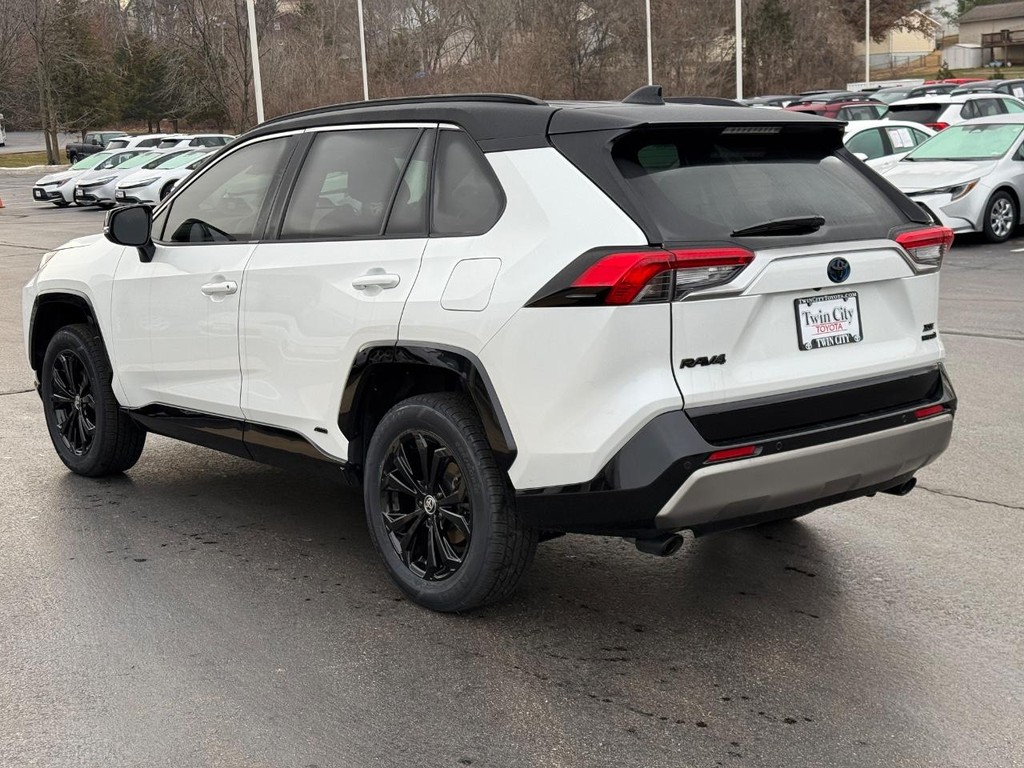 Toyota RAV4 Vehicle Image 7