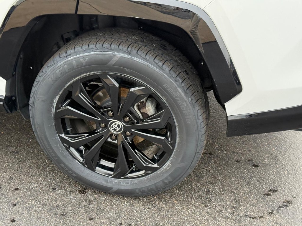 Toyota RAV4 Vehicle Image 8