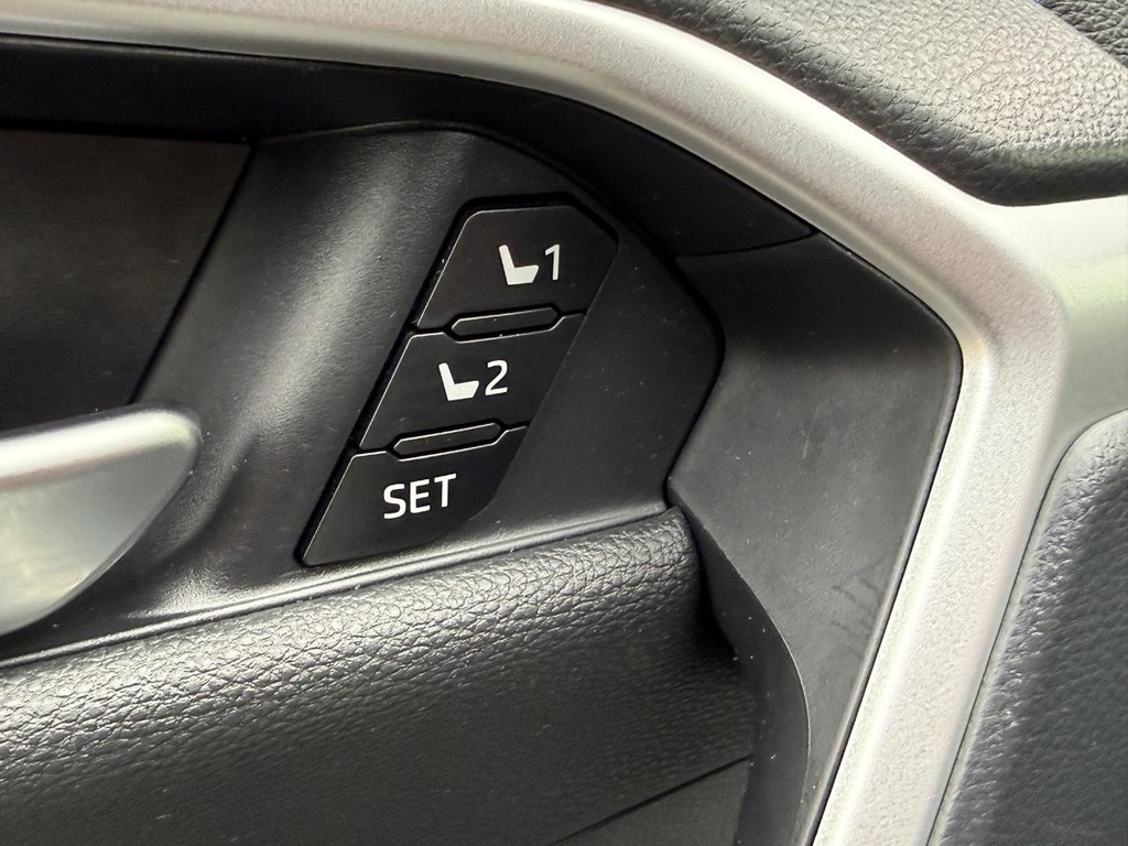 Toyota RAV4 Vehicle Image 16