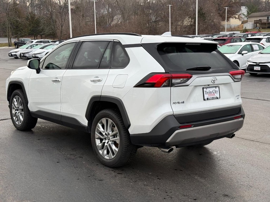 Toyota RAV4 Vehicle Image 7