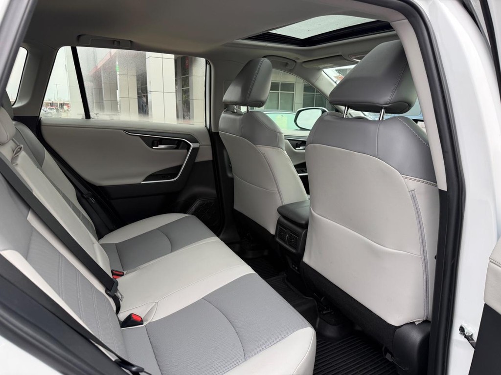 Toyota RAV4 Vehicle Image 11