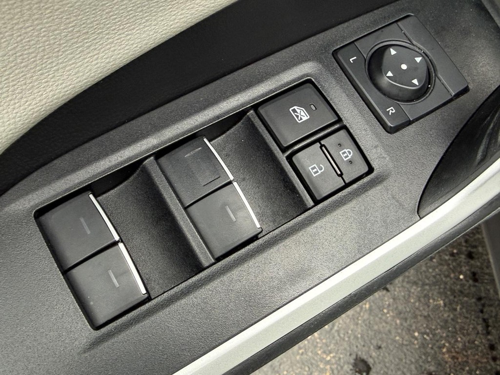 Toyota RAV4 Vehicle Image 16