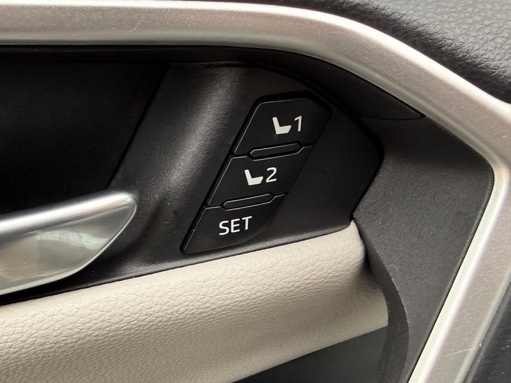 Toyota RAV4 Vehicle Image 17