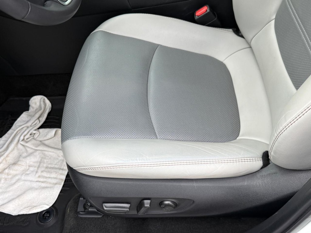 Toyota RAV4 Vehicle Image 18