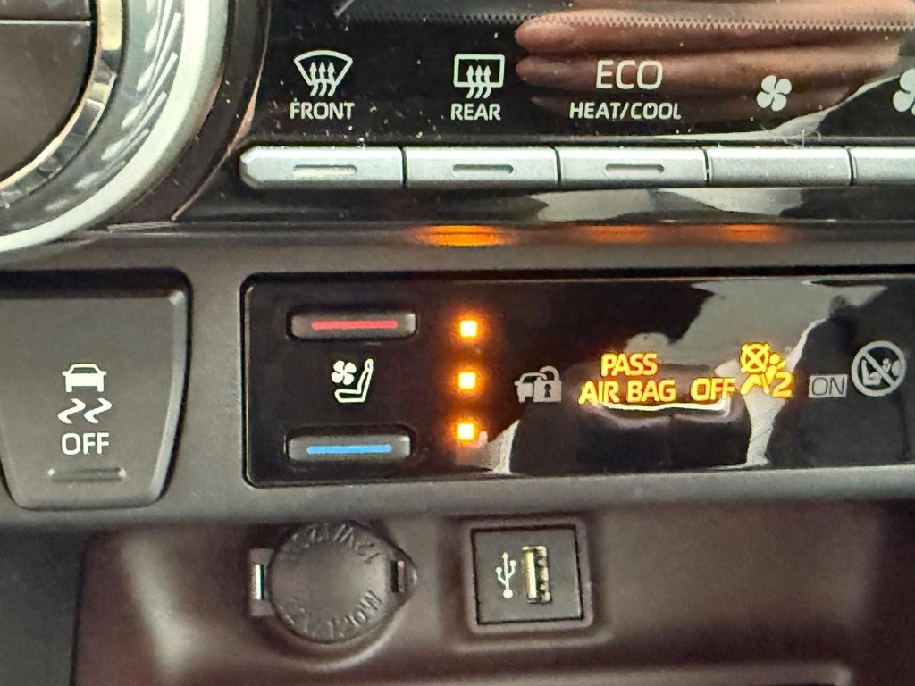 Toyota RAV4 Vehicle Image 24