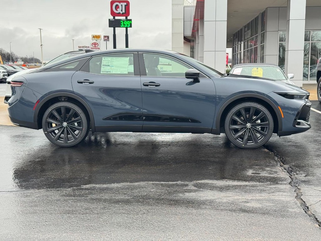 Toyota Crown Vehicle Image 2