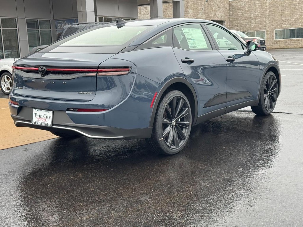 Toyota Crown Vehicle Image 3