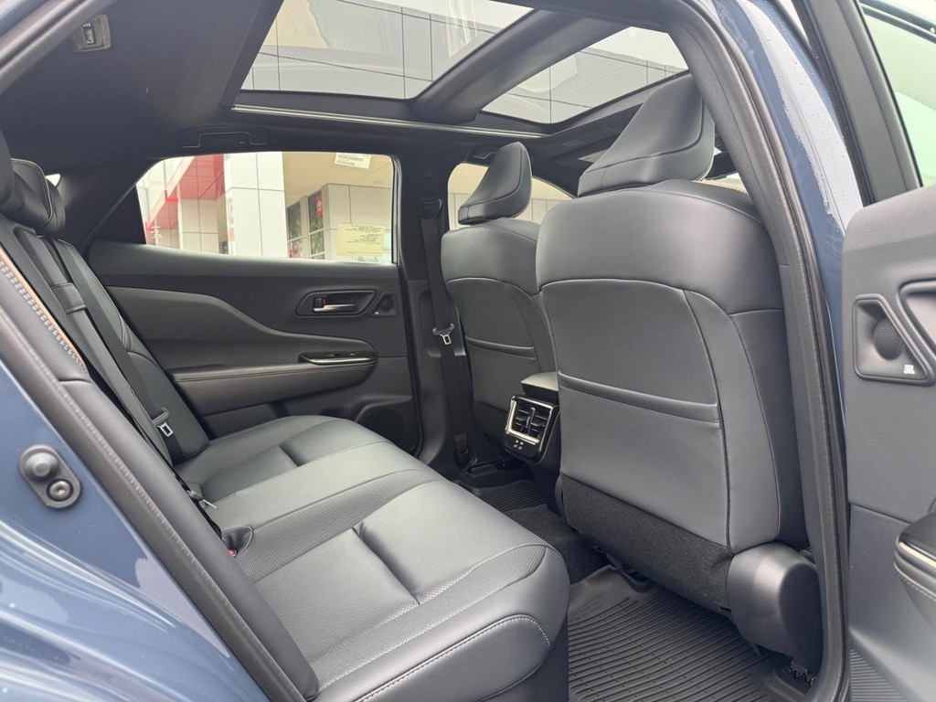 Toyota Crown Vehicle Image 6