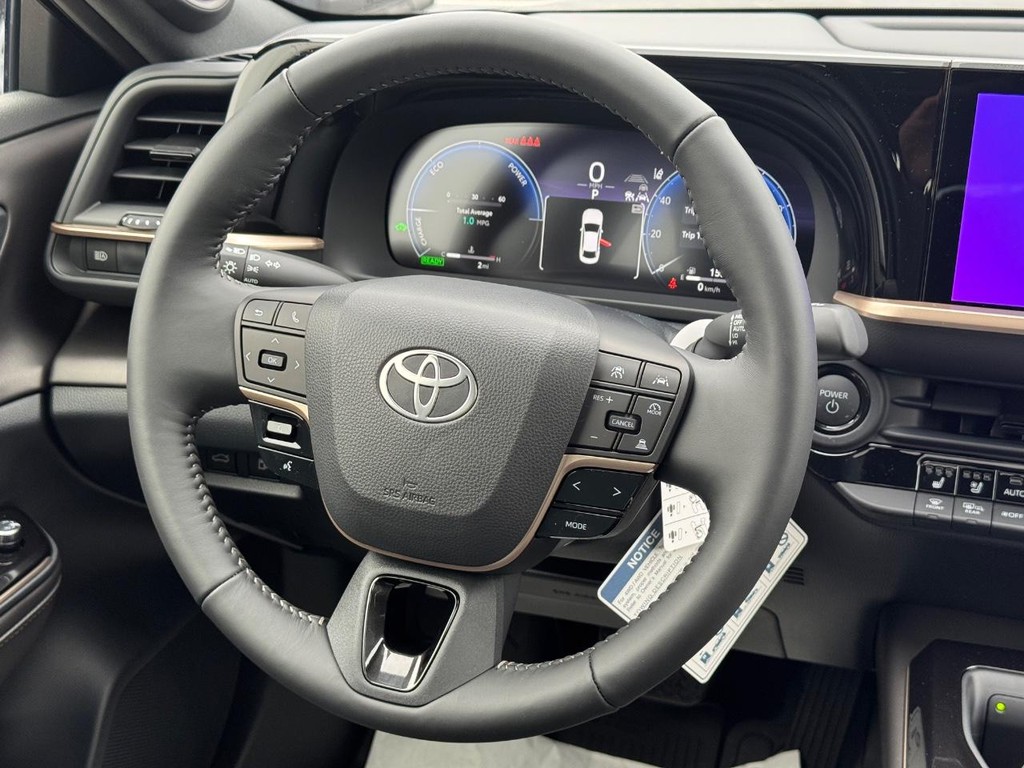 Toyota Crown Vehicle Image 8