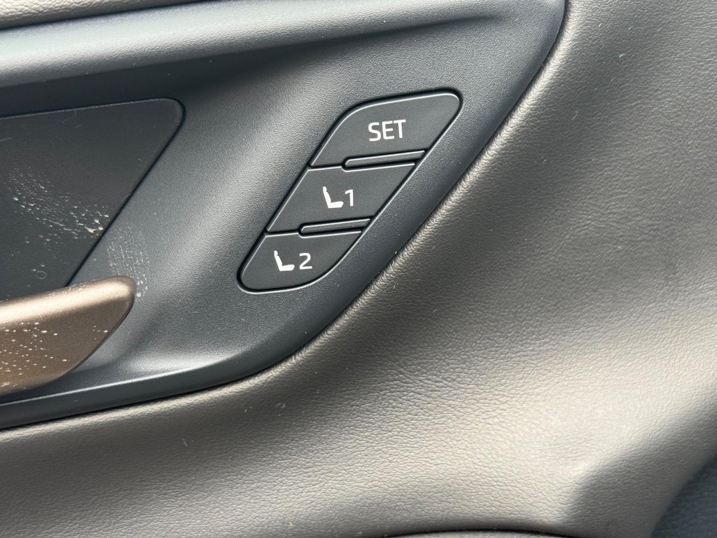 Toyota Crown Vehicle Image 10